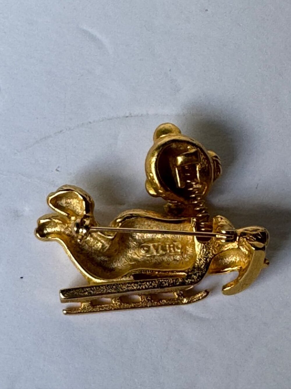 Vero Christmas Bear Brooch Gold Tone Enamel Sled Holiday Pin 1.75 - Picture 2 of 4